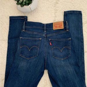 721 Levi’s Highrise Skinny Jeans 🤍